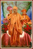 Swamishri traditionally proclaims the joli call, 'Narayan Hare Sacchidanand Prabho', with two jolis on both shoulders 