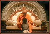A child talking to Swamishri
