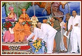 Shri Ajmera family, sponsorers of the festival, with Swamishri 