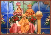Swamishri blesses the Makar Sankranti assembly
