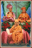 Swamishri blesses the Makar Sankranti assembly