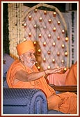 Swamishri addresses the satsang assembly at J. K. Park