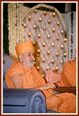 Swamishri addresses the satsang assembly at J. K. Park