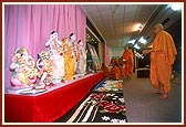 Swamishri performs the murti-pratishtha of murtis for the hari mandir in Kalol, Gandhinagar