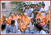 Swamishri guides artisans in Akshardham