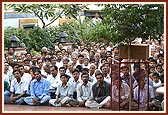 Devotees await for Swamishri's darshan on the day of his departure