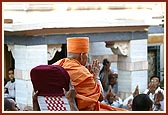 Swamishri humbly responds with 'Jai Swaminarayan' to all the devotees