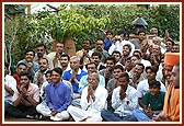 Devotees engaged in Swamishri's darshan