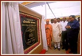 Swamishri unveils the plaque dedicating the foundation-stone laying ceremony