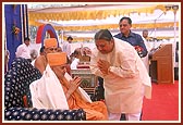Shri Narhari Amin honors Swamishri with a shawl