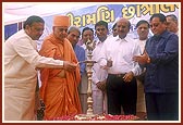 Swamishri and guests light the inaugural lamp for the assembly