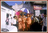Swamishri at the Kashi Vishwanath Mandir where Brahmaswarup Shastriji Maharaj had delivered a 7-day discourse (parayan) and revealed his divine powers