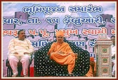 Swamishri blesses the assembly