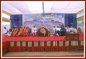 Swamishri blesses the assembly