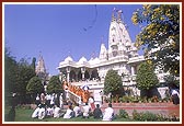 Swamishri descends after Thakorji's darshan at the BAPS Swaminarayan Mandir, Amdavad