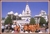 Swamishri meets the devotees