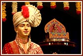 Utsav murti and Shri Harikrishna Maharaj