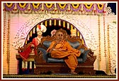 Swamishri blesses the assembly