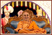 Swamishri blesses the assembly
