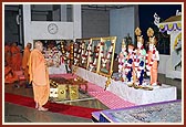 Swamishri performs the murti-pratishtha rituals of pujan and arti of Shri Akshar Purushottam Maharaj and deities for the hari mandirs in Nenpur and Sankhej of Amdavad district