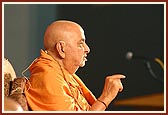 Swamishri blesses the assembly