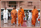 Swamishri humbly responds to the children and devotees while returning to his quarters