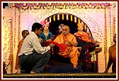 Swamishri inaugurates the newly published 'Kirtan Muktavali' (English transliteration) for children and youths abroad