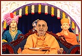 Swamishri blesses the assembly