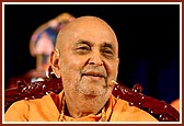 Swamishri blesses the assembly