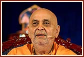 Swamishri blesses the assembly