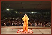 Swamishri blesses the devotees seated in the open hall - Yagnapurush Sabhagruh