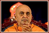 Swamishri chants the Swaminarayan dhun during the assembly