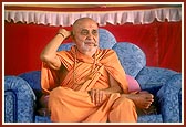 Swamishri blesses the assembly