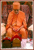 Swamishri performs dhyan