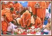 Swamishri puts cement into the pit ...