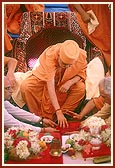 ... places the nidhi-kumbh inside the pit