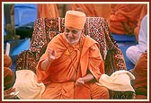 Swamishri blesses all by showering rice grains