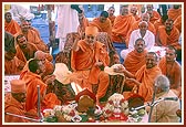 Swamishri blesses all by showering rice grains