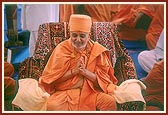 Swamishri in a happy mood at the conclusion of the ritual