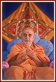 Swamishri chants the Swaminarayan dhun during the assembly