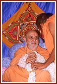 Pujya Dharmakuvar Swami, the local Kothari, honors Swamishri with a garland