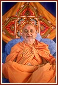 Swamishri blesses the assembly