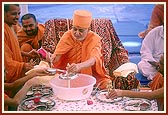 Ritual bathing of Shri Harikrishna Maharaj with panchamrut
