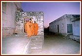 After having darshan of Thakorji at the BAPS hari mandir, Swamishri departs