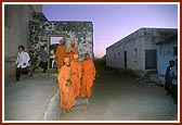 After having darshan of Thakorji at the BAPS hari mandir, Swamishri departs