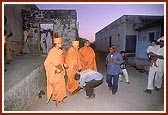 After having darshan of Thakorji at the BAPS hari mandir, Swamishri departs