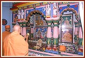 Swamishri performs arti at the memorial mandir of Shri Jaga Bhakta