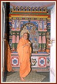 Swamishri performs arti at the memorial mandir of Shri Jaga Bhakta
