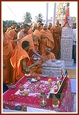 Prior to the pillar-placing ceremony, Swamishri performs pujan of the kumbhi (base)