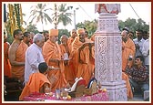 Swamishri performs arti of Thakorji and the sanctified pillar ...